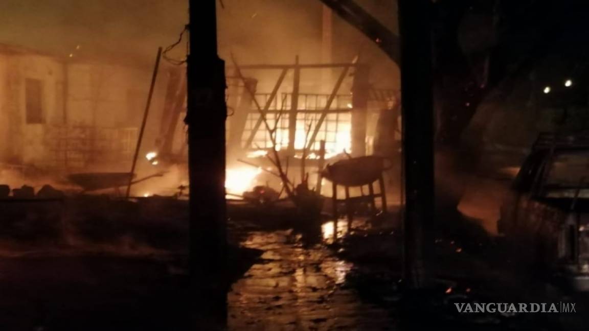 Se queman cinco casas en incendio por presunta toma clandestina