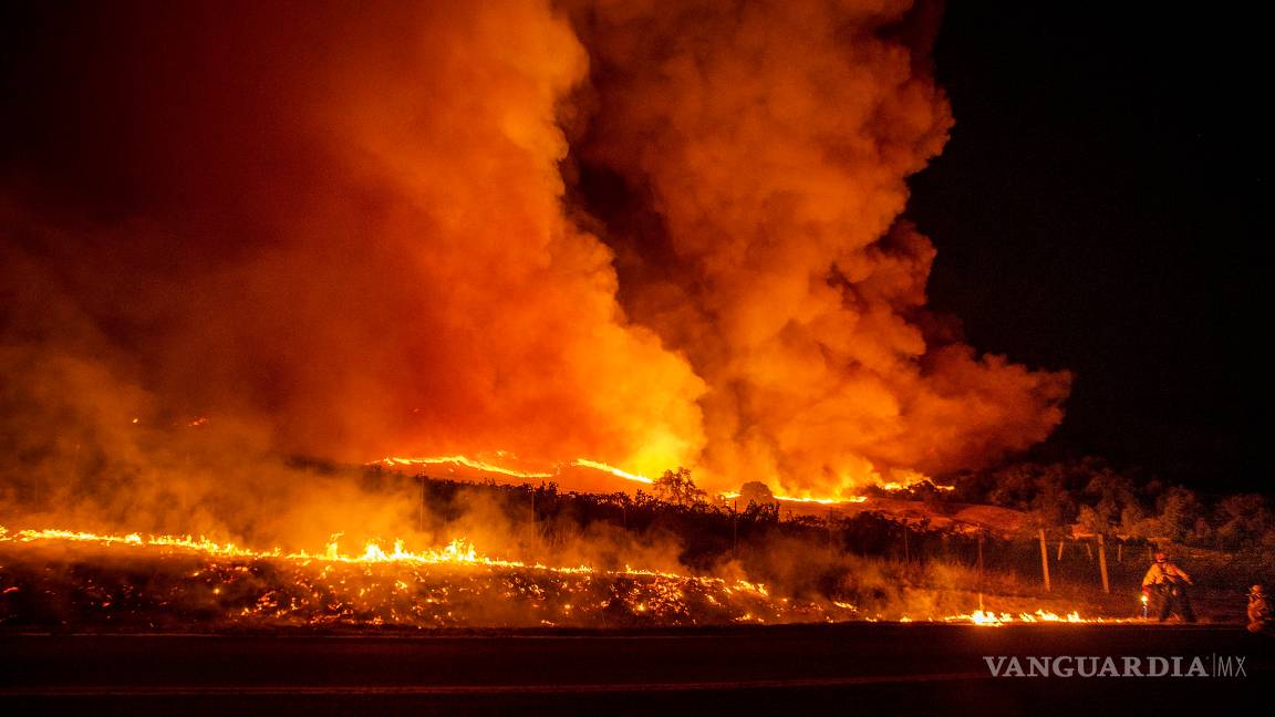 $!Vientos dan vida a incendio en california