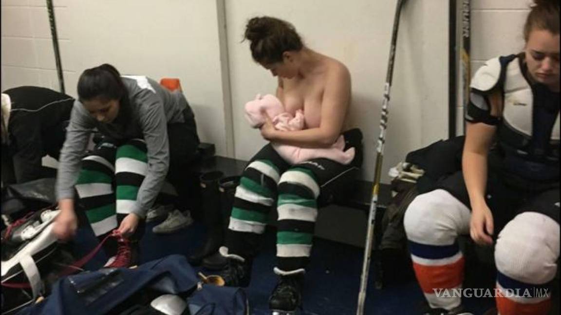 Jugadora de hockey que alimenta a su bebé de 8 semanas durante el mediotiempo