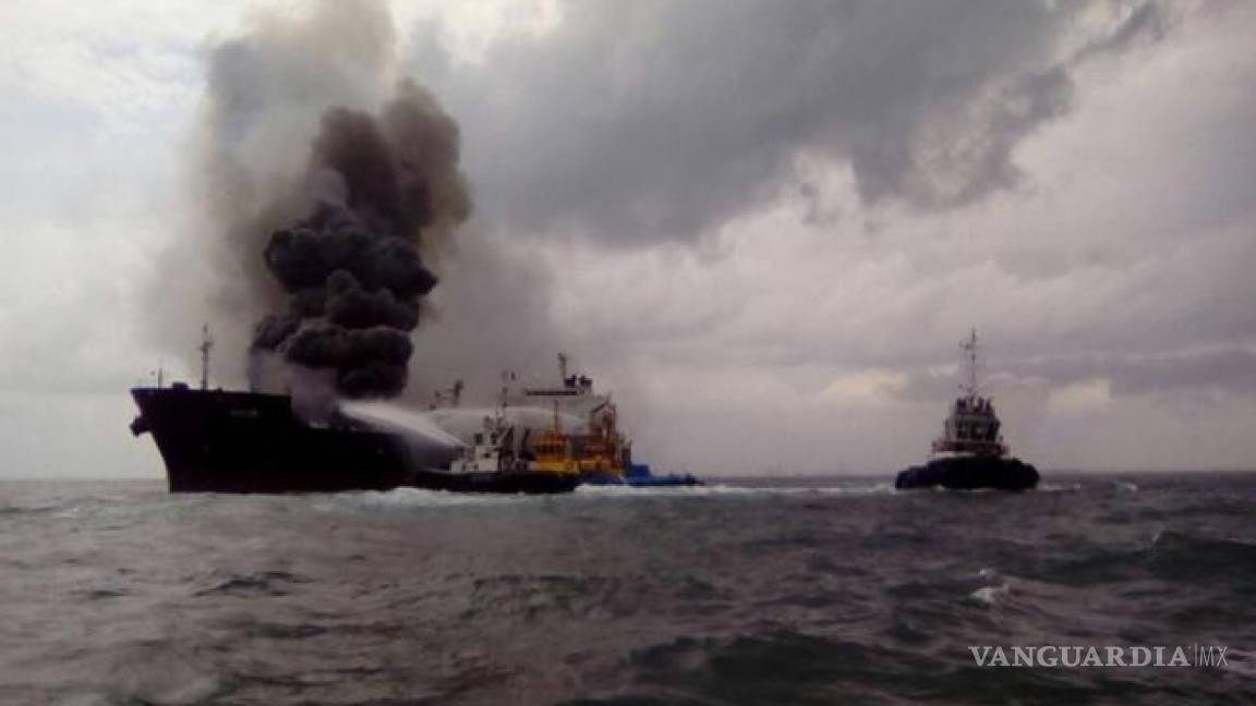 Sofocan incendio en el buque Burgos de Pemex; cargaba 160 mil barriles de combustible
