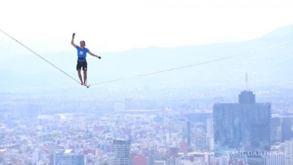 Alexander Schultz atraviesa Reforma a más de 200 metros de altura
