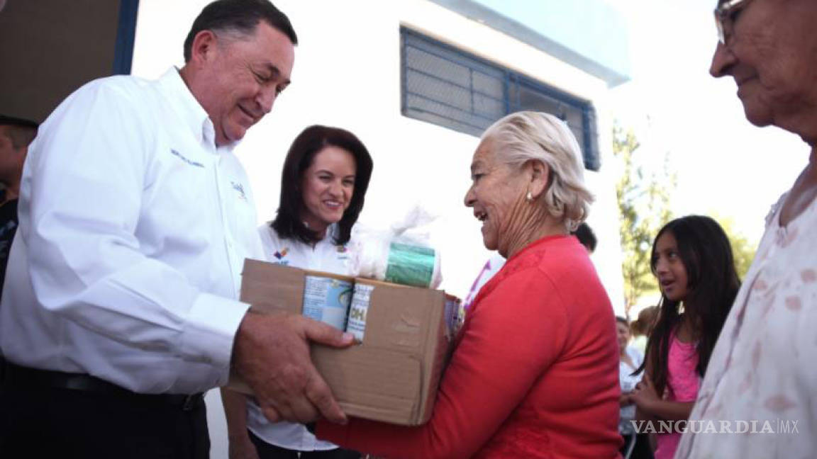 Reparte Alcalde de Saltillo suplementos alimenticios en colonia popular