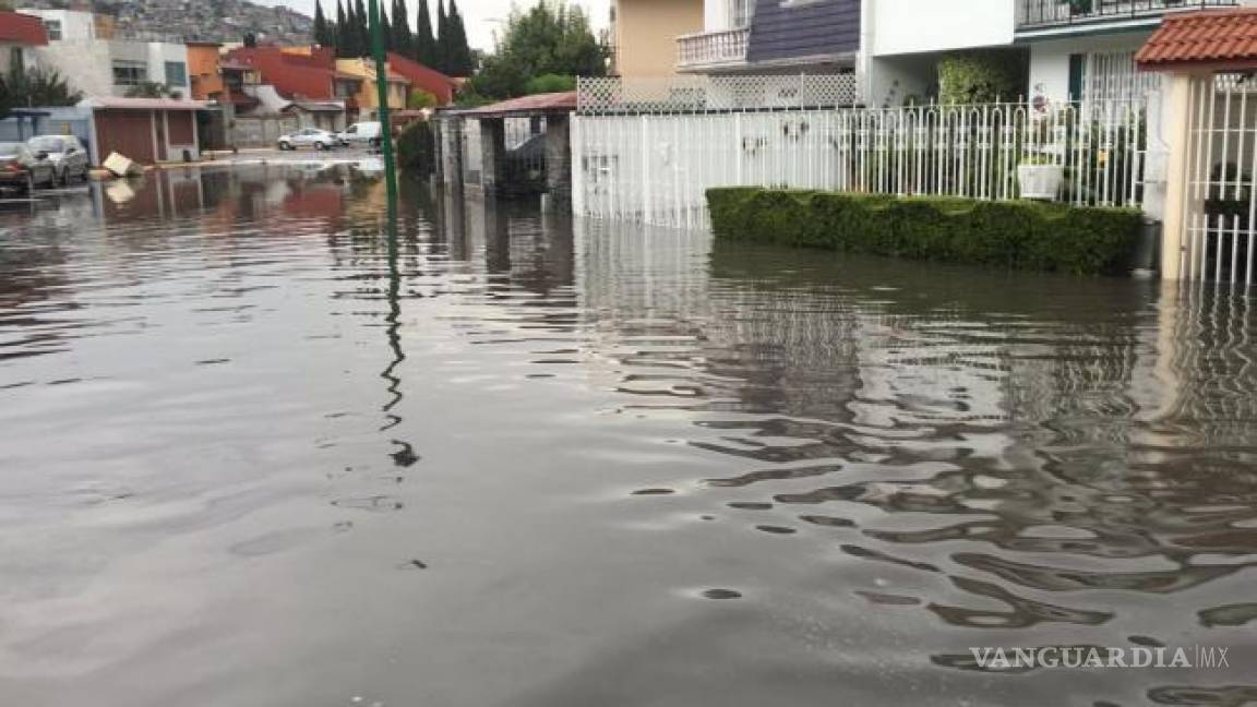 Lluvias desbordan río en Atizapán; daña 100 casas