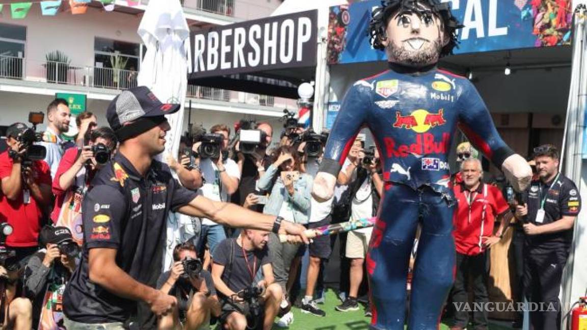 $!Pilotos de la F1 rompen piñatas previo al arranque del Gran Premio de México