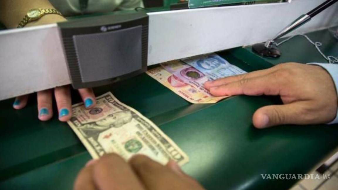 Dólar interbancario se vende en 18.18 y a 18.36 pesos en la terminal aérea