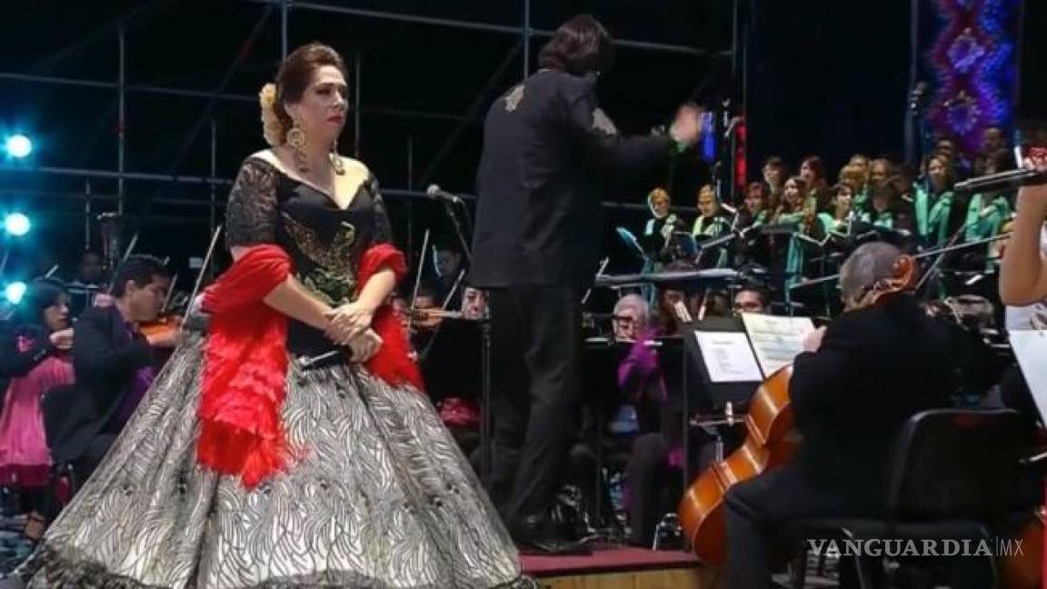 Regina Orozco le canta a AMLO en el Zócalo