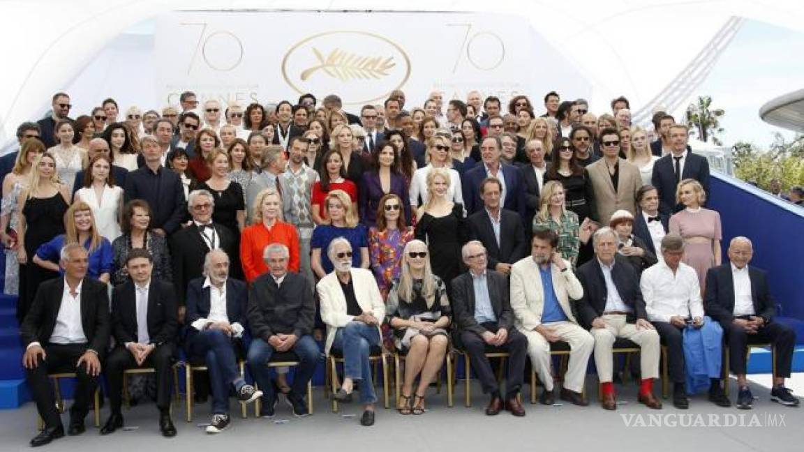 Estrellas de cine posan para la cámara en un homenaje por los 70 años de Cannes