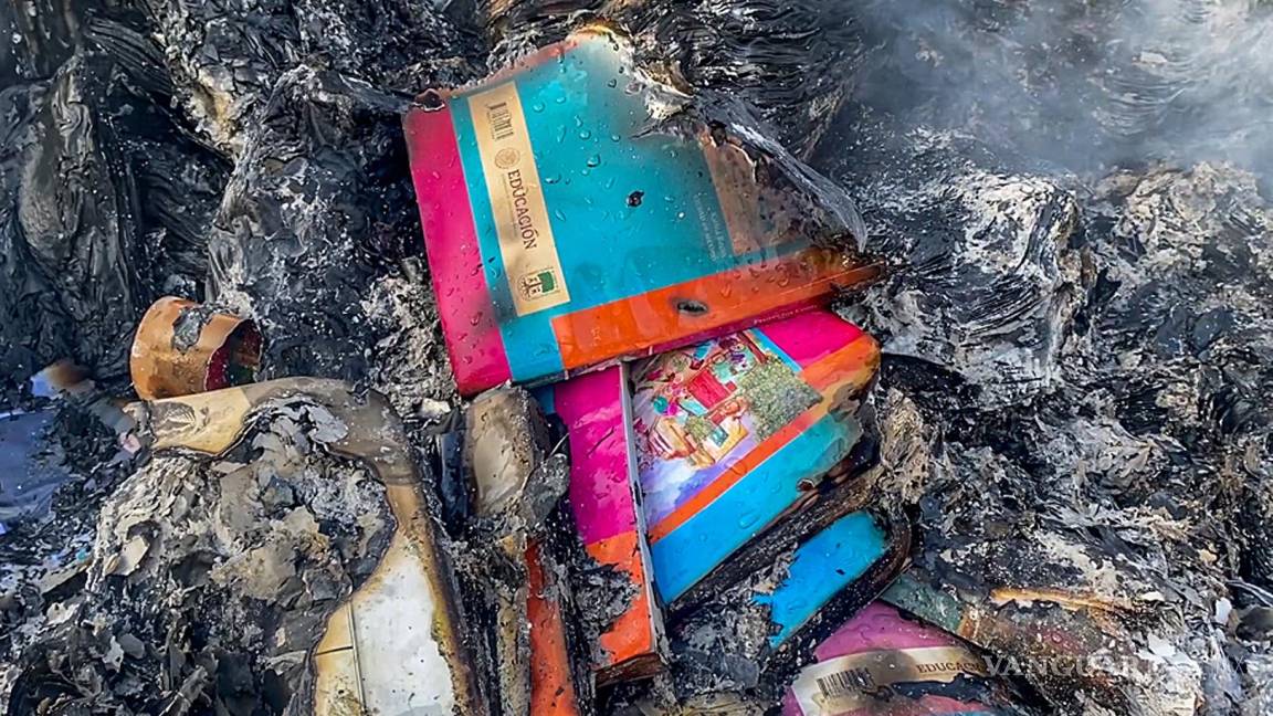 Incendiar libros de texto de la SEP es del ‘fanatismo más rancio’ en México, dice CNTE