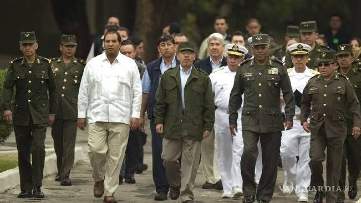 Se burla AMLO de vestimenta militar de Calderón, lo llama &quot;Comandante Borolas&quot;