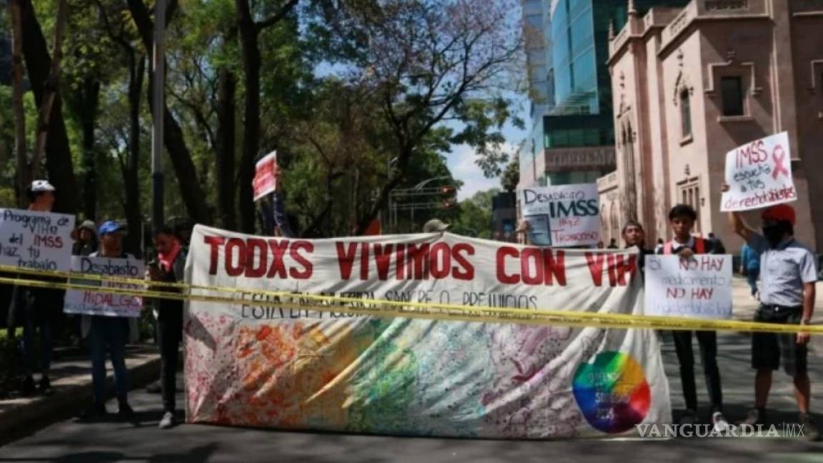 Exigen abasto de medicamentos pacientes con VIH del IMSS; cierran Paseo de la Reforma