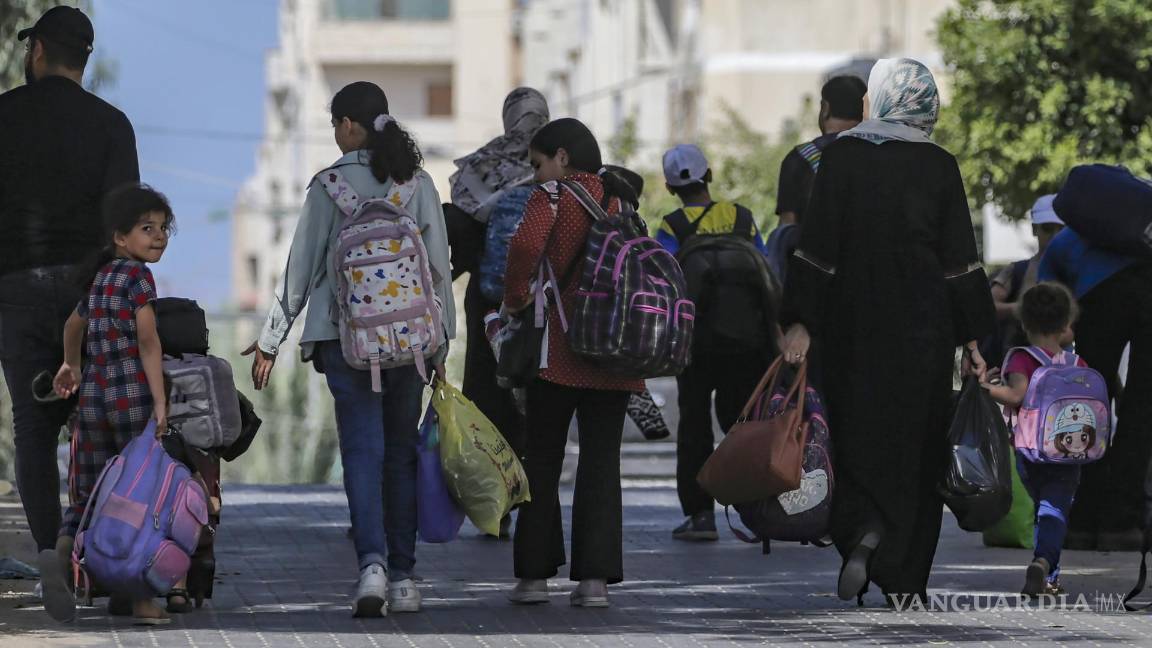 $!La gente evacua la ciudad de Gaza tras una advertencia israelí sobre un aumento de las operaciones militares en la franja de Gaza.