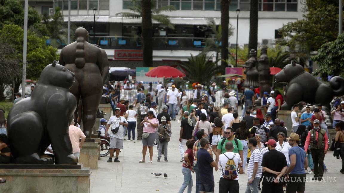 $!Algunas de las esculturas del artista colombiano Fernando Botero, el 17 de abril de 2022, en la Plaza Botero, en Medellín, Colombia.