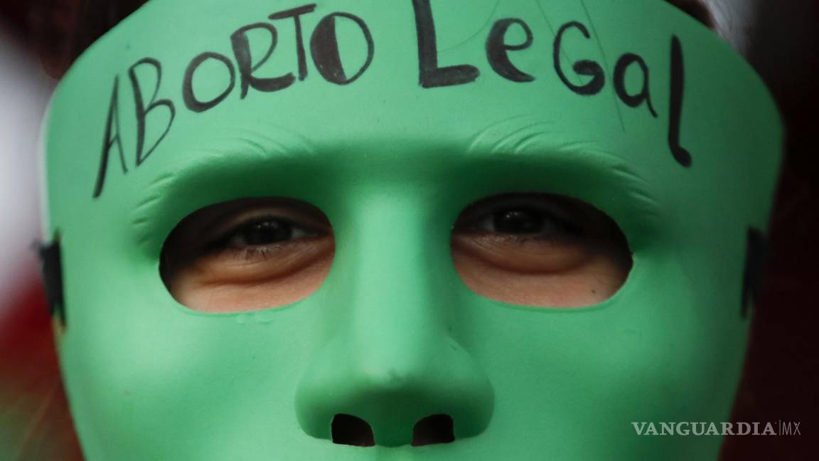 $!Una activista proaborto, con una máscara con la frase Aborto legal protesta en el exterior del Congreso en Buenos Aires, Argentina, el 29 de diciembre de 2020.