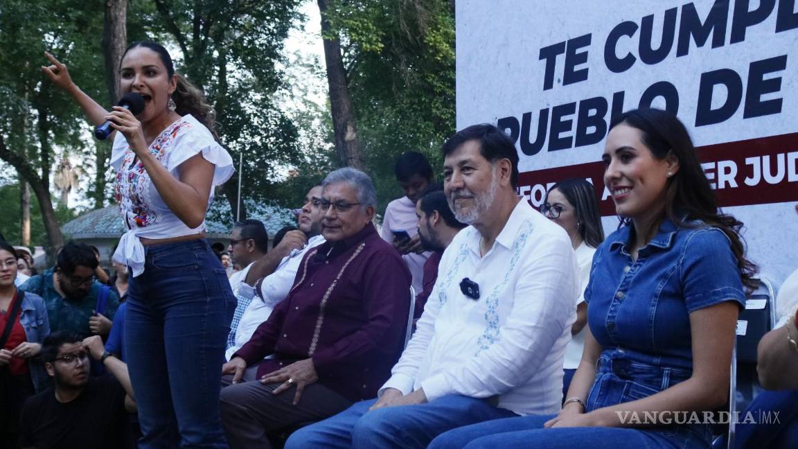 $!La ex candidata Ale Salazar tomó la palabra en el evento.