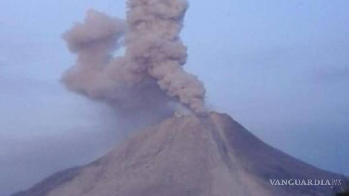 Evacuan a miles por erupción inminente en Indonesia