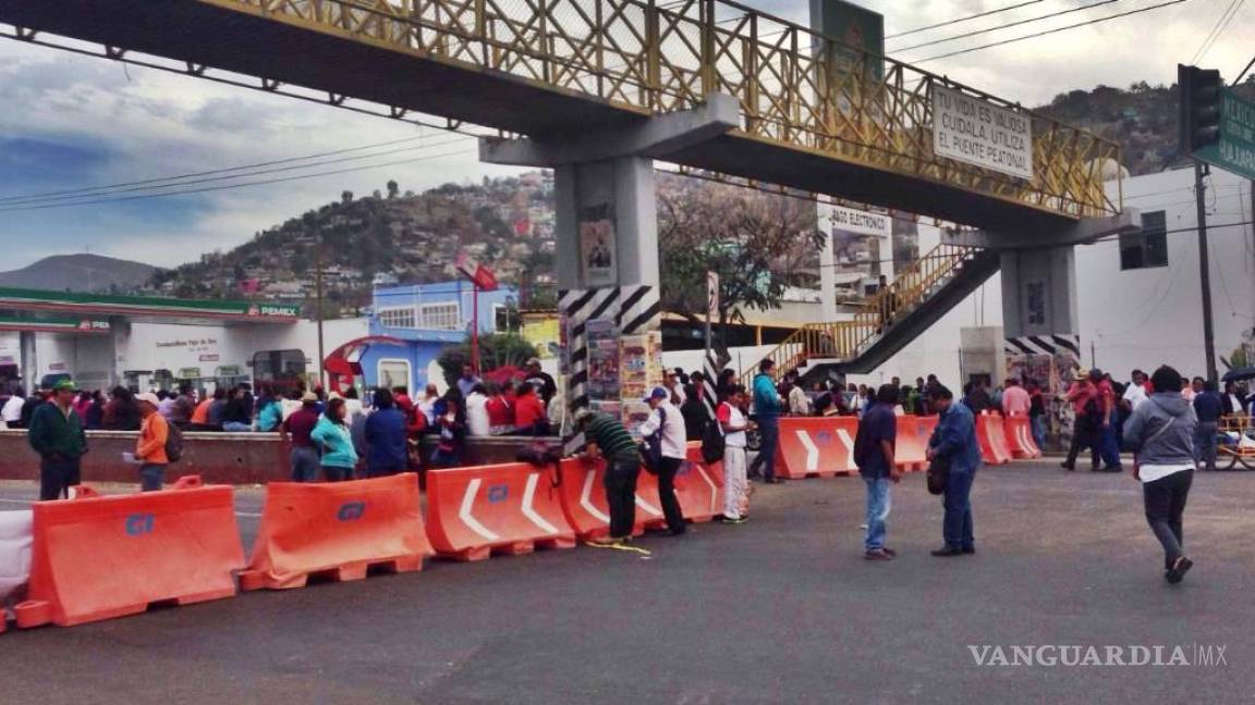 Bloquea CNTE carreteras en Oaxaca