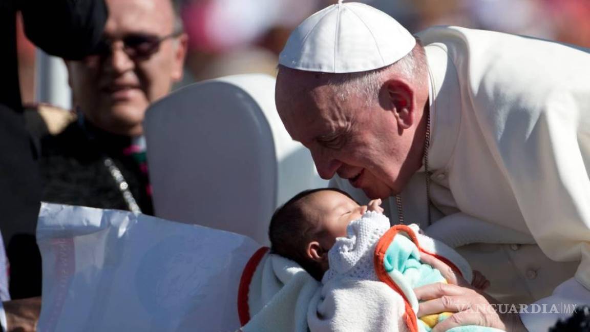 Si pudiera obrar un milagro curaría a todos, responde Papa a niños