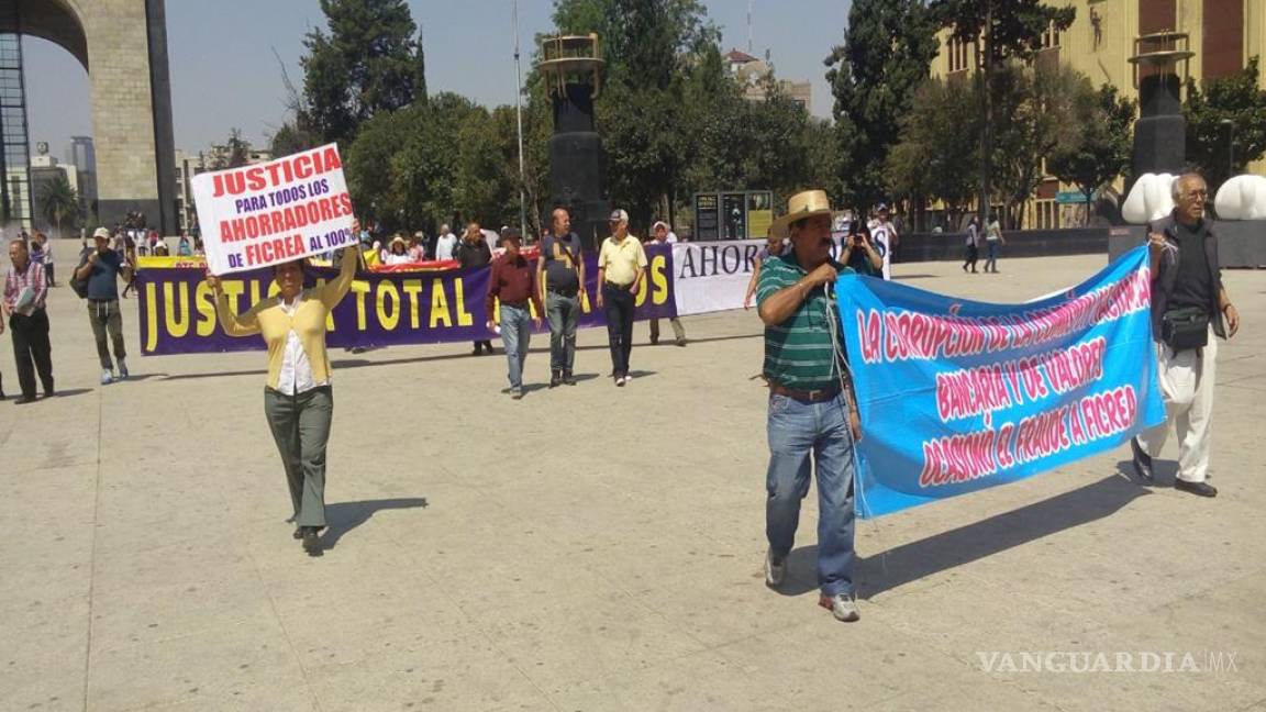 Defraudados por Ficrea marchan al Palacio Nacional