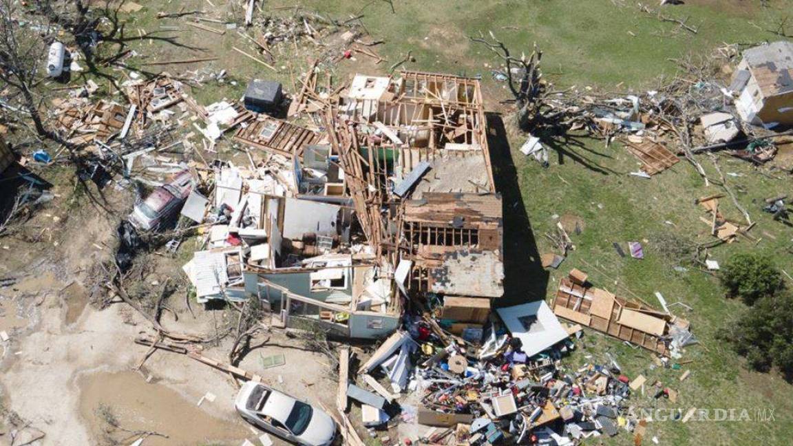 Deja tornado destrucción en Kansas