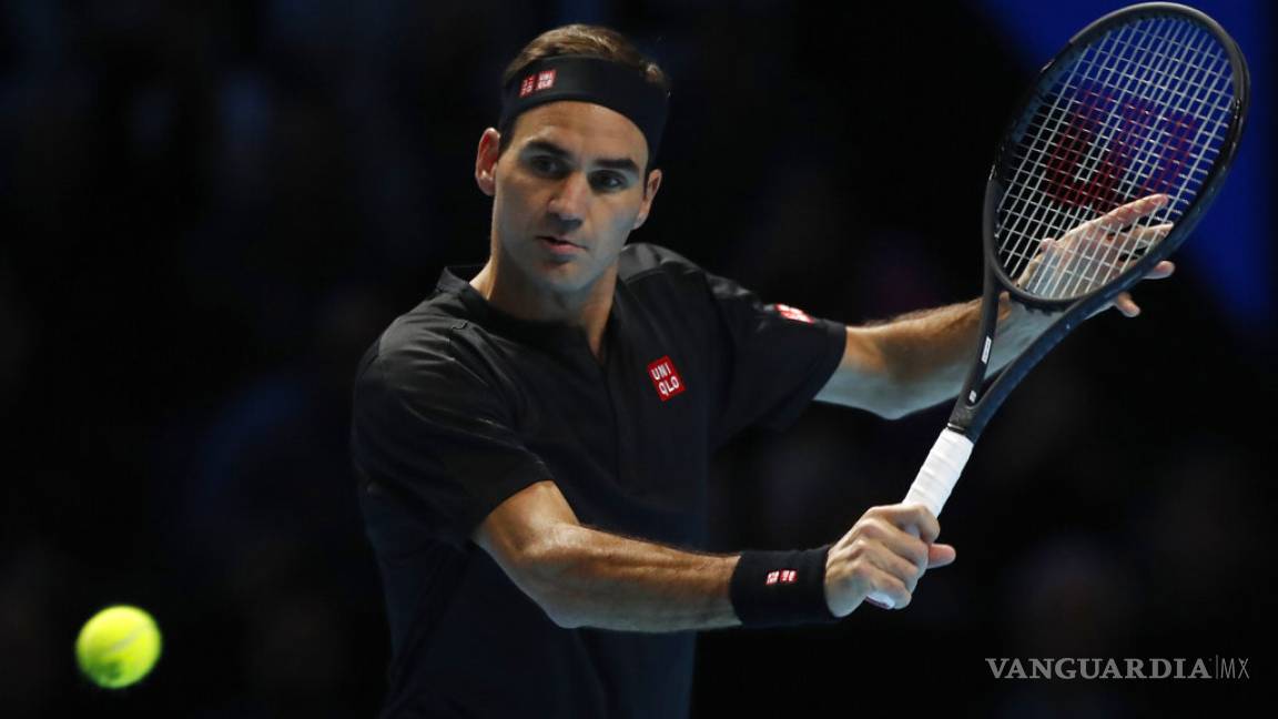 Roger Federer pasa sobre Matteo Berrettini en las ATP Finals