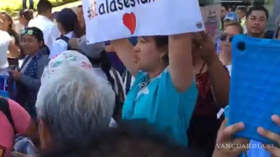 Reciben a AMLO con protestas en Acapulco