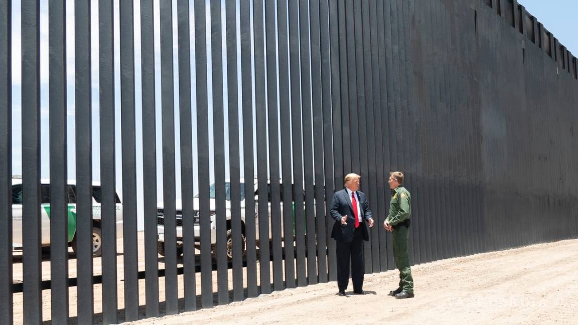 'Soy dueño de mi silencio' AMLO evita responder si abordará el tema del muro con Trump