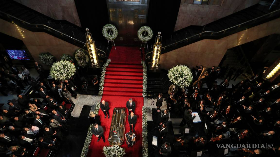 $!FOTOGALERÍA: Palacio de Bellas Artes rinde tributo al príncipe de la canción José José