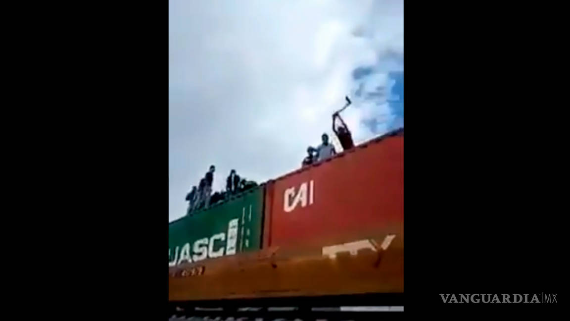 Familias enteras bloquean paso de tren para saquearlo en Puebla