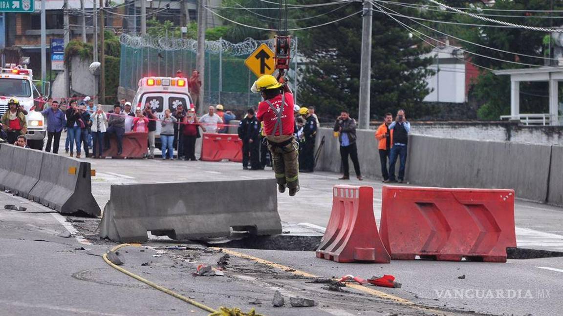 $!Socavón se 'traga' coche en Paso Express de Cuernavaca, tiene pocos meses de inaugurado