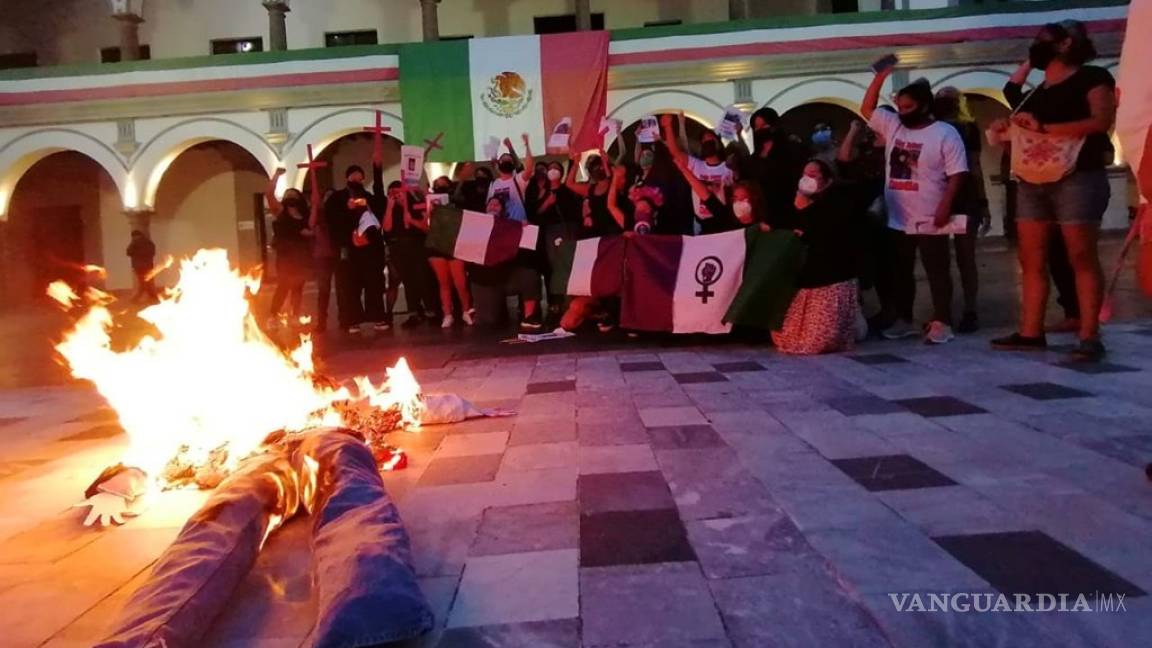 Mujeres queman muñeco de AMLO en protesta por feminicidios en Veracruz