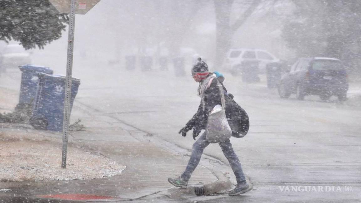Cancelan más de mil vuelos por intensa nevada en Chicago