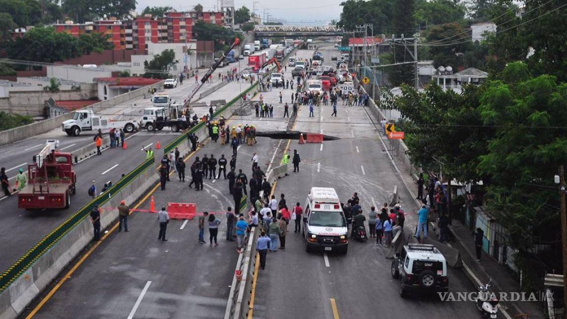 Socavón se 'traga' coche en Paso Express de Cuernavaca, tiene pocos meses de inaugurado