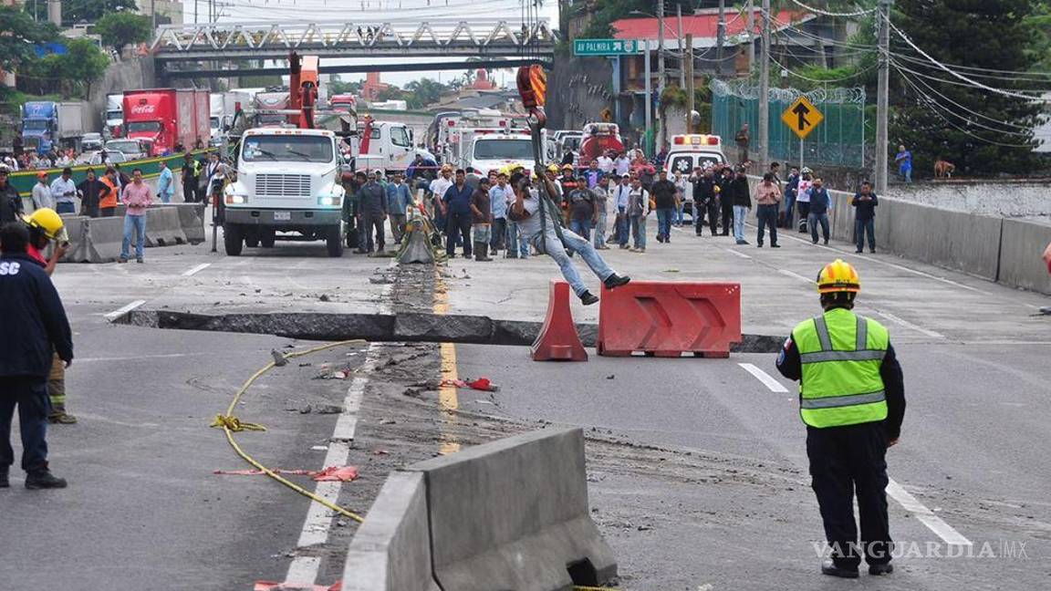 $!Socavón se 'traga' coche en Paso Express de Cuernavaca, tiene pocos meses de inaugurado