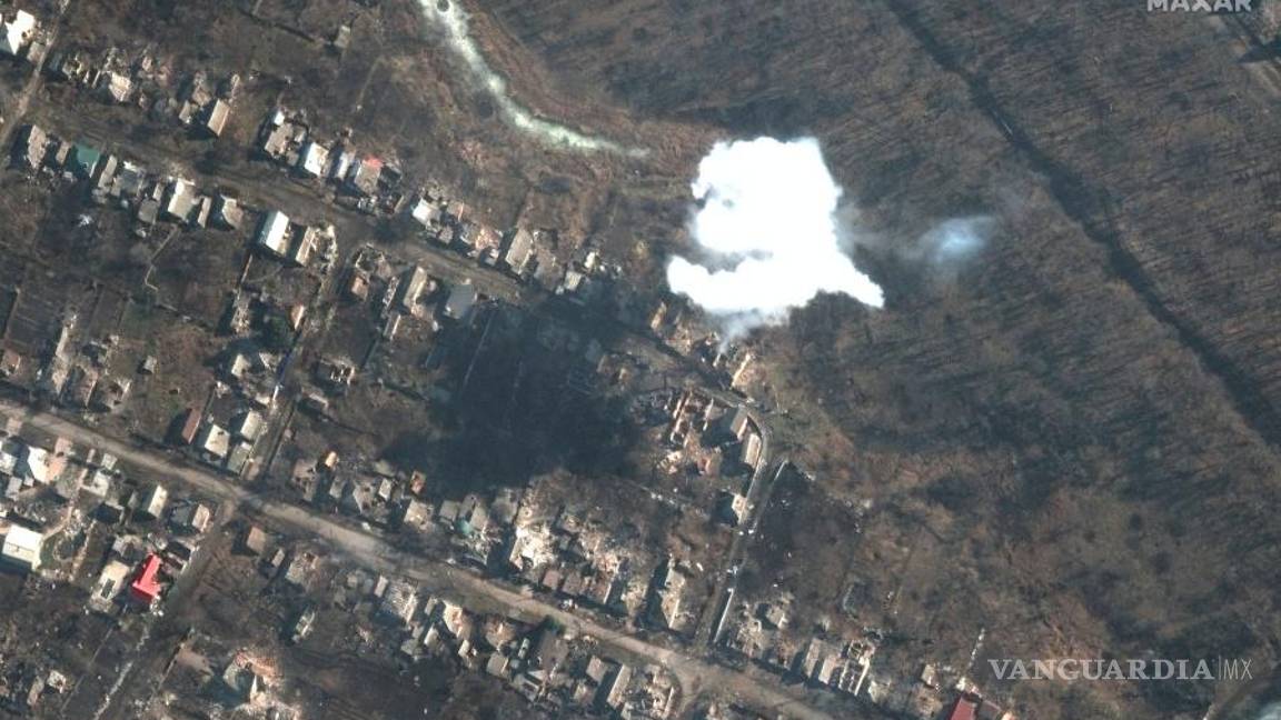 $!Esta imagen satelital proporcionada por Maxar Technologies muestra el humo de las municiones lanzadas recientemente en el sur de Bakhmut, Ucrania.