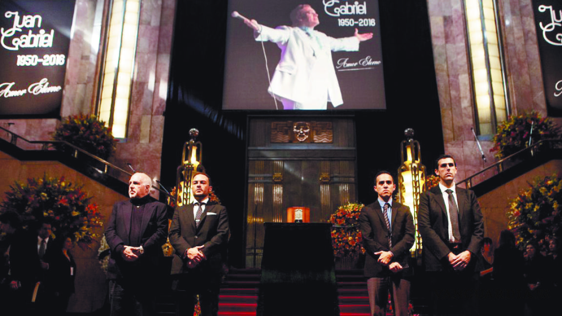 Familia de Juan Gabriel retira las cenizas de Bellas Artes