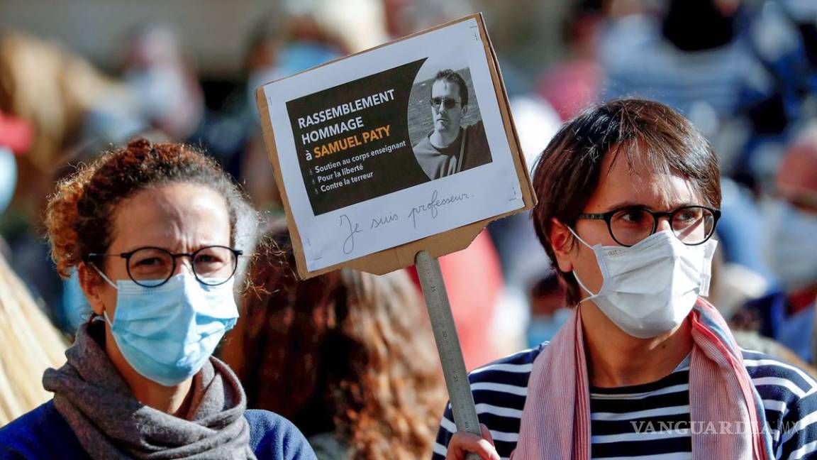 $!Manifestación contra el terrorismo después del asesinato del profesor de francés Samuel Paty, en Montpellier, Francia, el 19 de octubre de 2020.