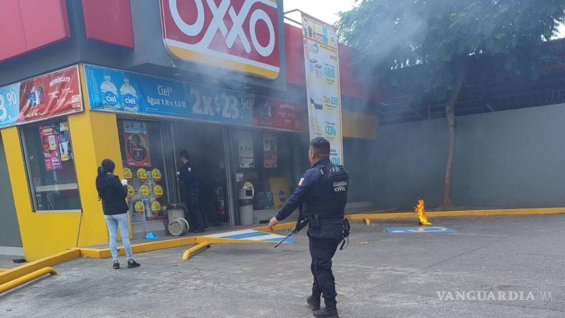 Hombres armados incendian tiendas de conveniencia y vehículos en Uruapan