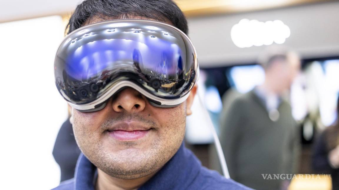 $!El cliente Aarish Syed, de Nueva Jersey, prueba los nuevos auriculares Apple Vision Pro durante el lanzamiento del producto en una Apple Store de Nueva York.