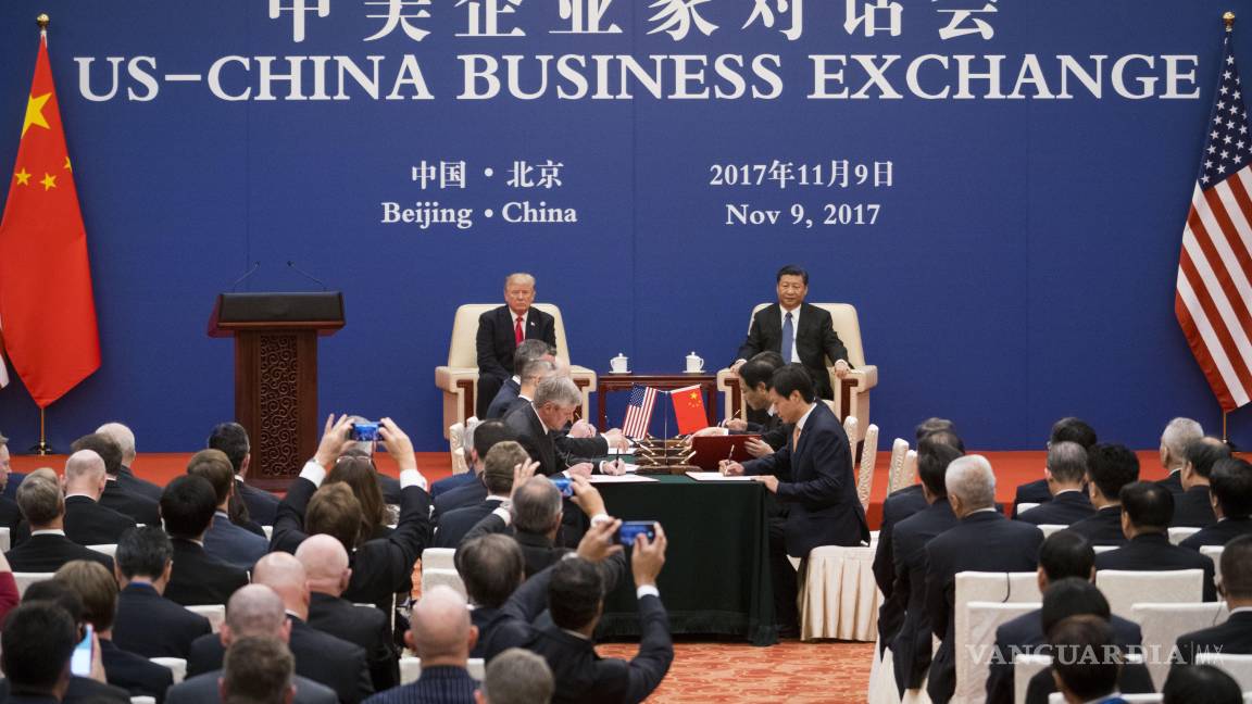 $!El presidente Donald Trump y el presidente Xi Jinping de China, en el escenario durante una cumbre económica en Beijing, el 9 de noviembre de 2017.