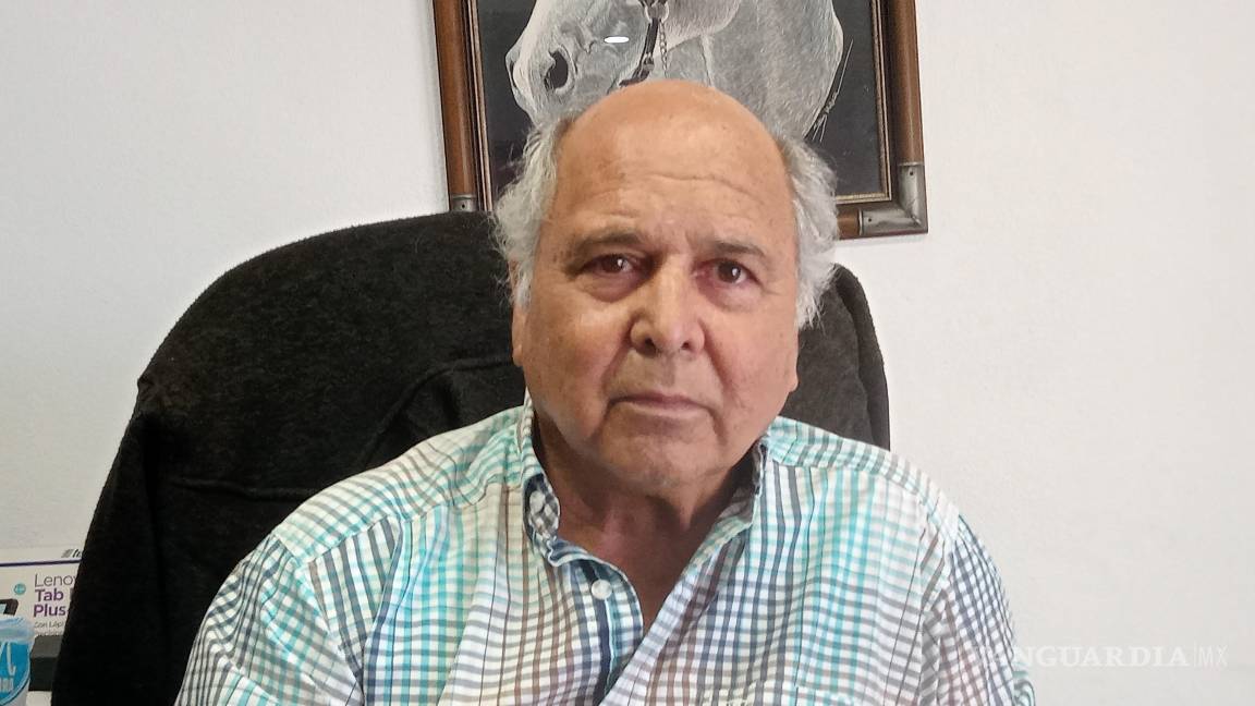 $!Mario Dávila, productor de forrajes, señala que la falta de notificación dejó campos sin riego.