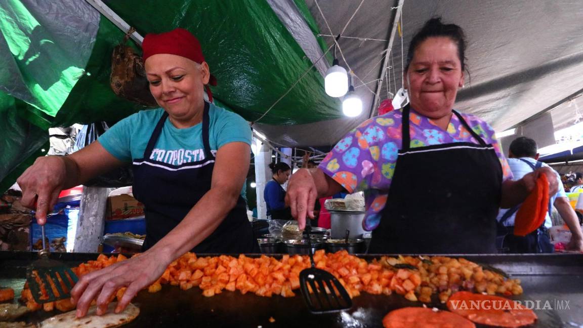$!Vecinos y visitantes disfrutaron de antojitos típicos como enchiladas, gorditas, tamales y elotes.