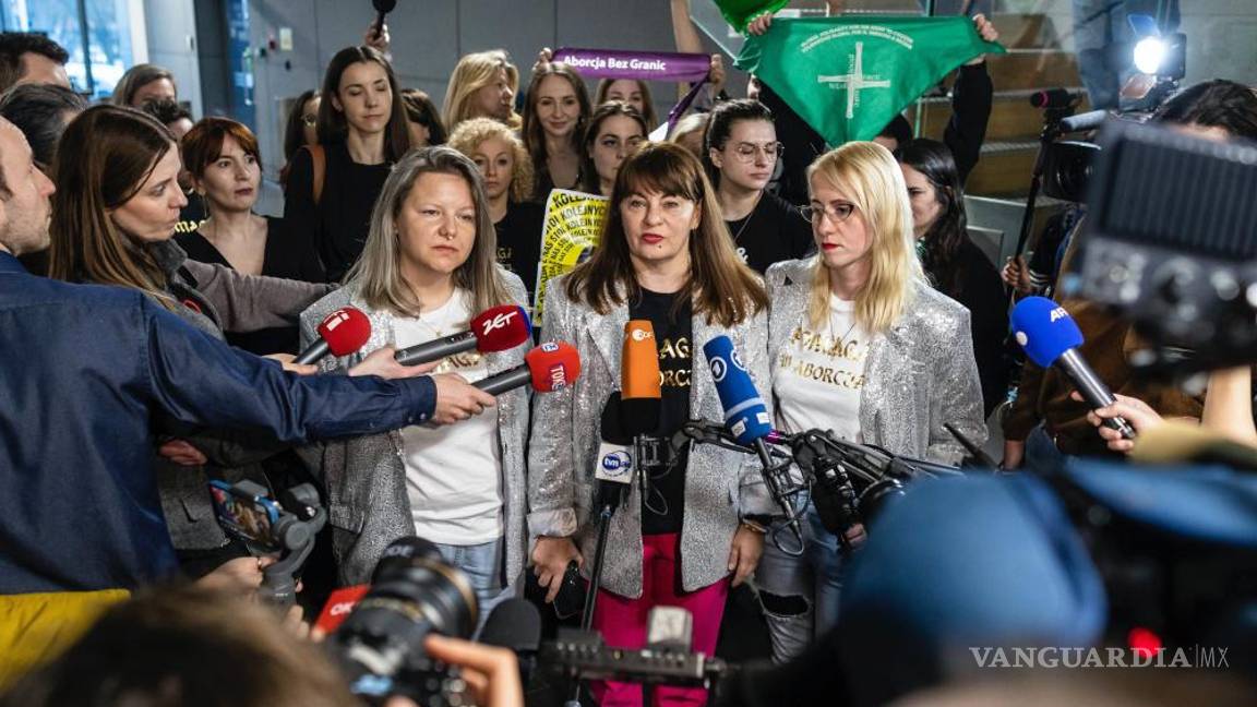 $!La activista Justyna Wydrzyńska, centro, habla con los periodistas en Varsovia, Polonia.