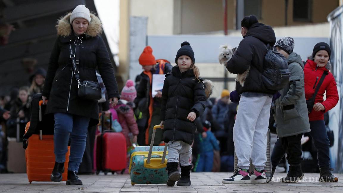 $!Ucranianos abandonan la plataforma después de que el tren que los trajo desde la ciudad de Iasi llegó a la estación de tren en Bucarest. EFE/EPA/Robert Ghement
