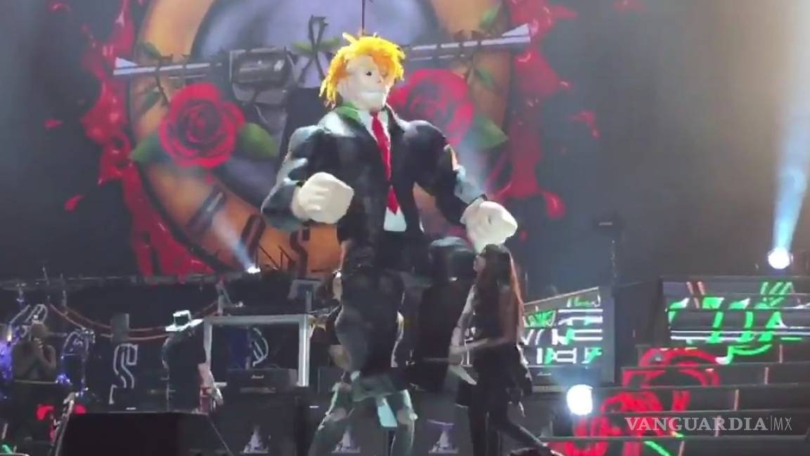 Fans de Guns N' Roses golpean a piñata de Trump durante un concierto