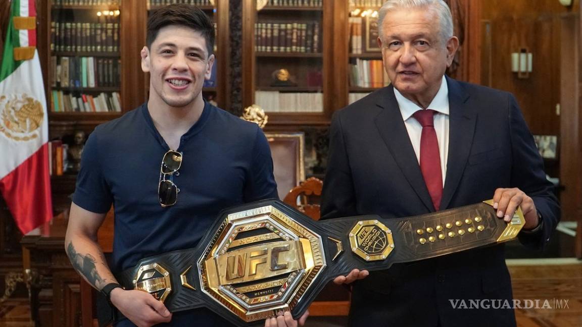 López Obrador recibió a Brandon Moreno, campeón mundial de la UFC en Palacio Nacional