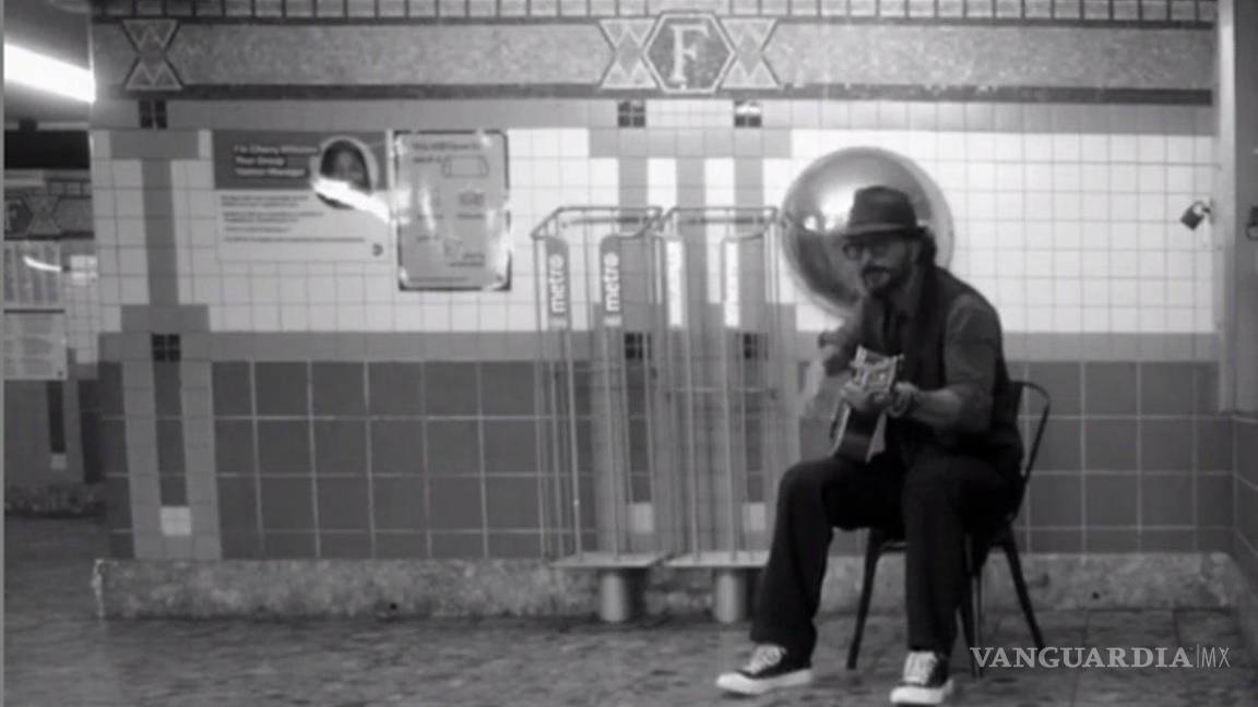 Ricardo Arjona canta en el Metro de Nueva York... ¡y nadie lo nota!