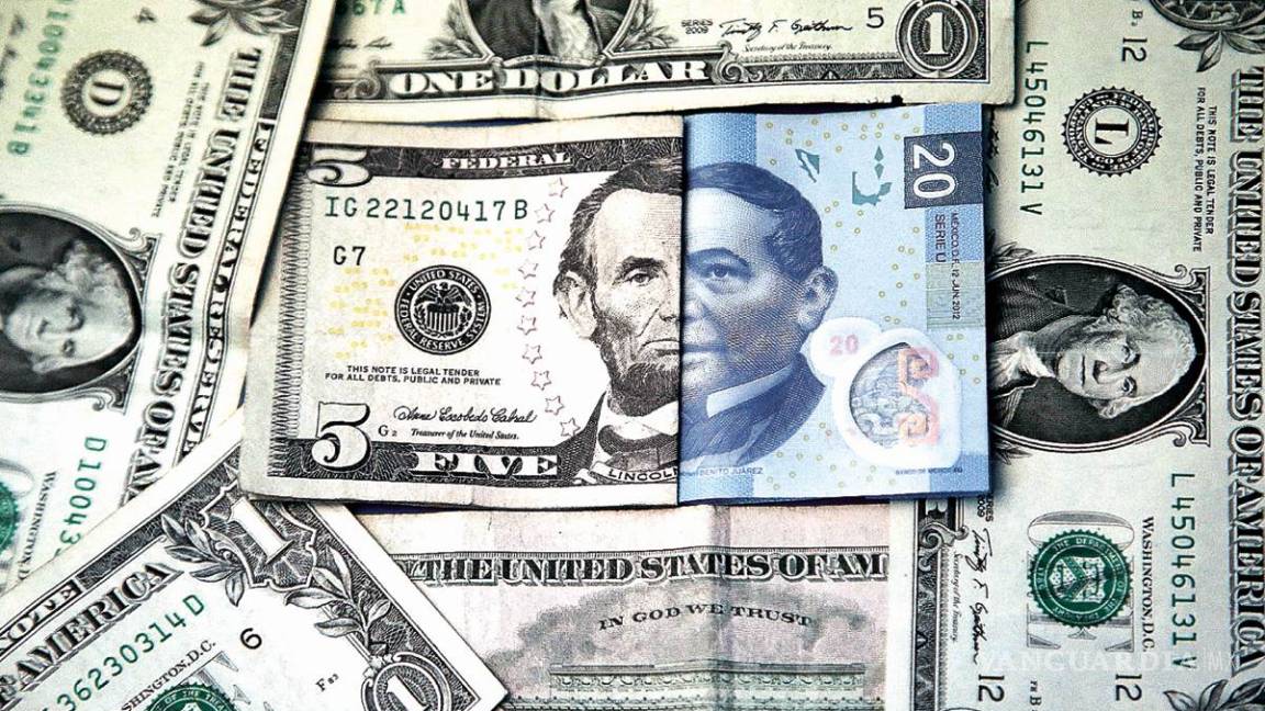 El peso inicia marzo apreciándose 28 centavos frente al dólar, su mayor ganancia en un mes