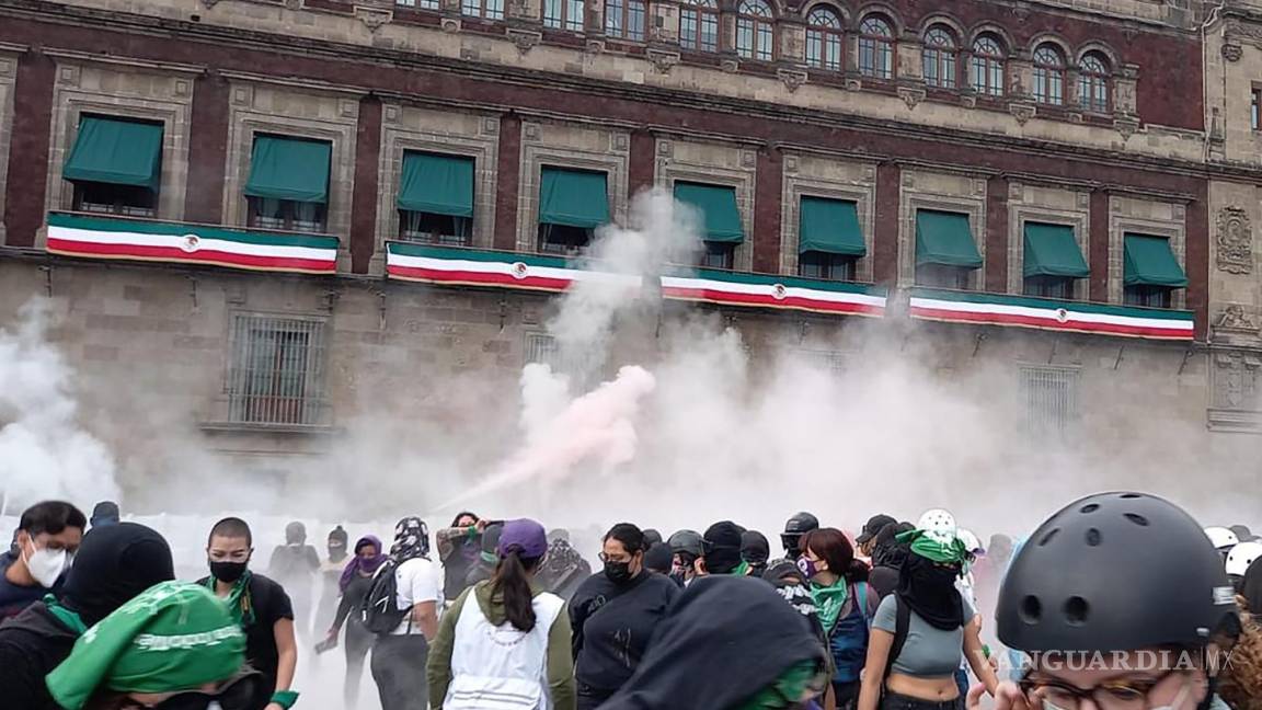 Durante marcha feminista derriban vallas de Palacio Nacional