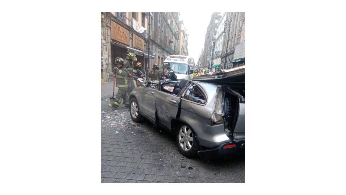 CDMX: auto cayó del segundo piso de un estacionamiento; se reporta una persona sin vida