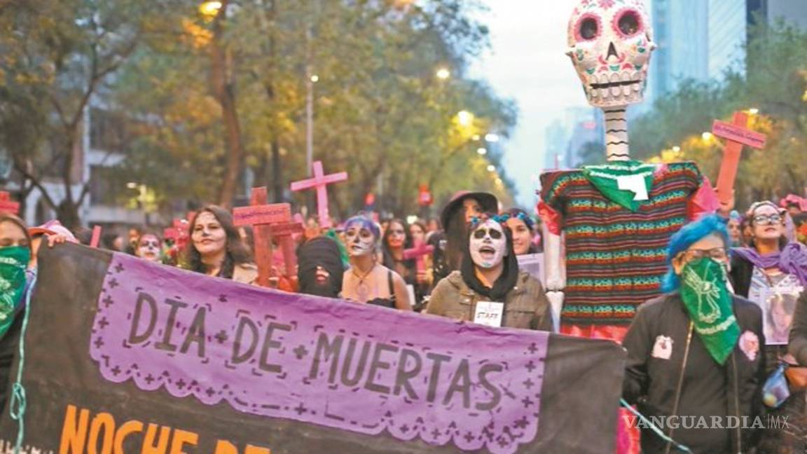 $!Mujeres y familiares de víctimas marchan en CDMX contra feminicidios en "Día de Muertas"